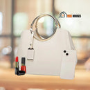 Bolsa - Couro ecológico (PU) - Bolsa feminina estilosa e moderna; cor branca; proximo um celular, batom e um esmalte para unhas, gerando um senso de proporçao para o tamano da bolsa; vibe houses